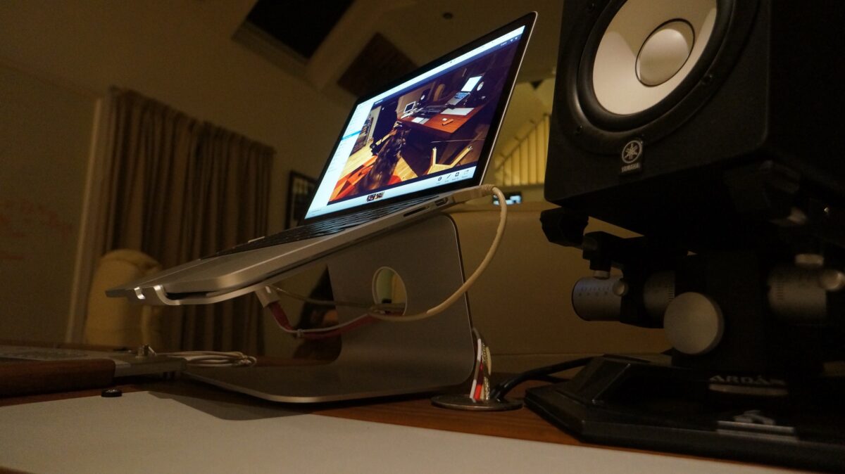 Support Rain Design mStand argent sous un MacBook, sur un bureau.